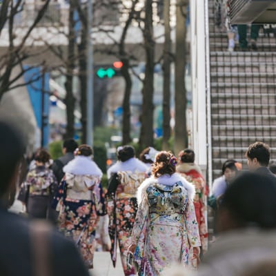 成人式会場に向かう晴れ着姿の新成人の写真