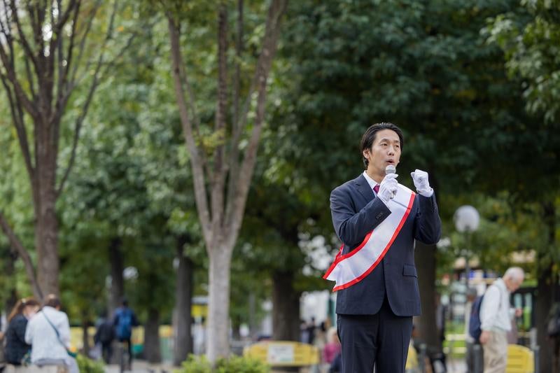 市民に訴えかける街頭演説の様子の写真