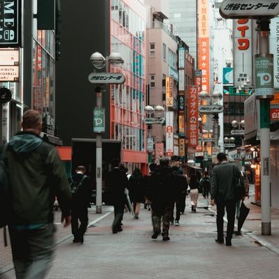 渋谷センター街を歩く人混みの写真