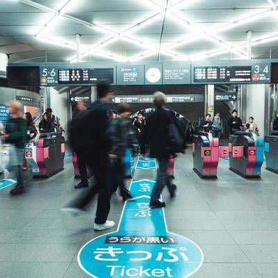 渋谷駅の改札口の雑踏の写真