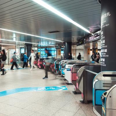 忙しない足音が響く駅構内の一コマの写真