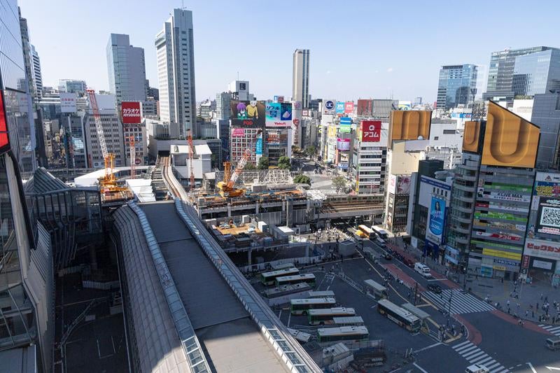 建設工事中の渋谷駅東口の様子の写真