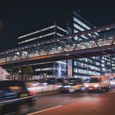 ブリッジ渋谷21の夜景と走行する車の光跡の写真