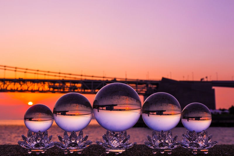 沈む夕日と水晶球の写真