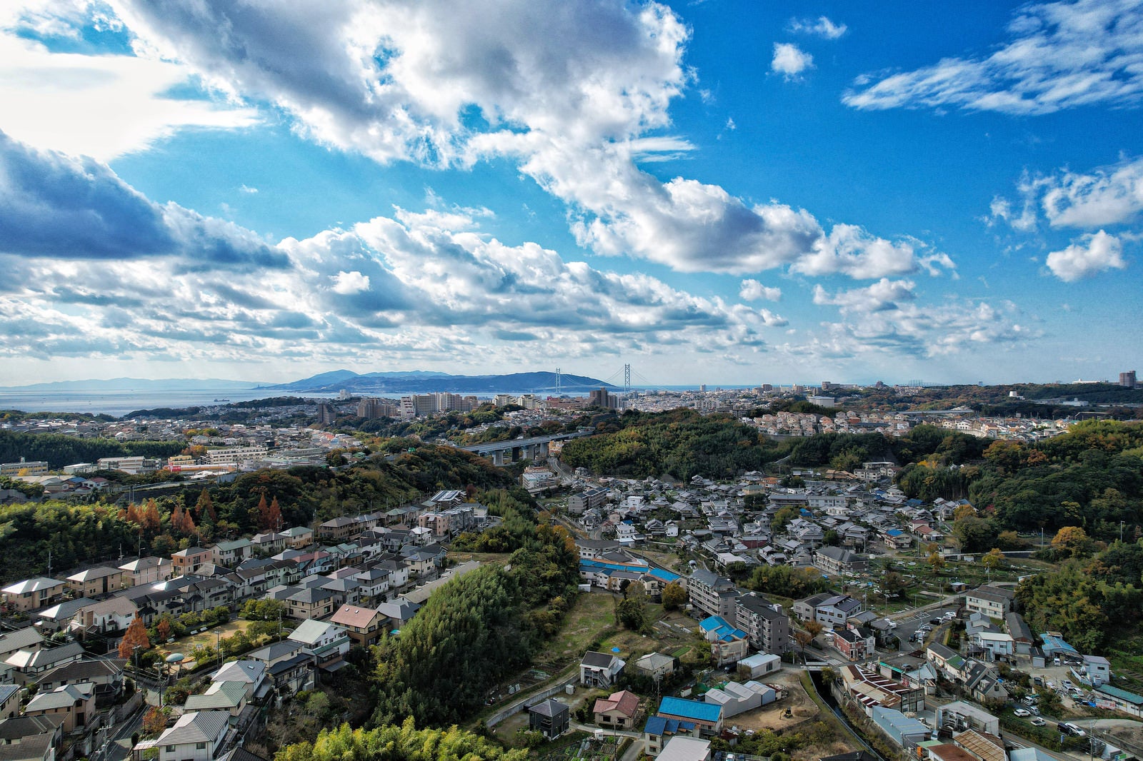 「眼下に見渡す街並みとこまでも続く青い空」の写真