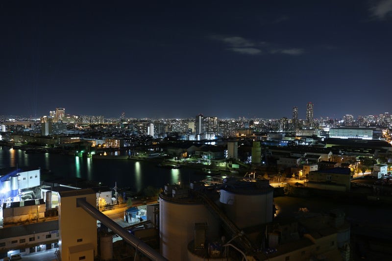 真っ暗な空と夜の街並みの写真