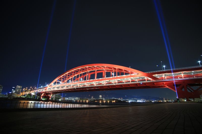 ライトアップした神戸大橋と夜空に伸びるレーザービームの写真