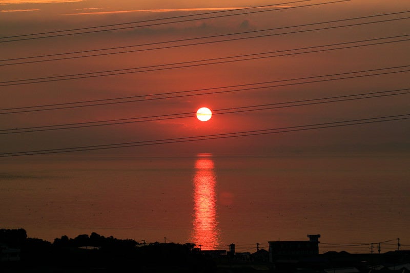 沈みゆく太陽とレイラインの写真