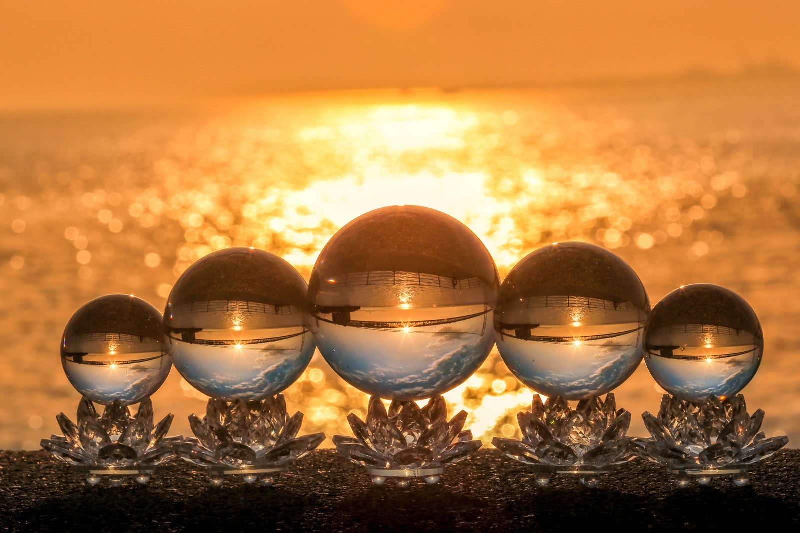 「水晶の中の光芒と夕景」の写真