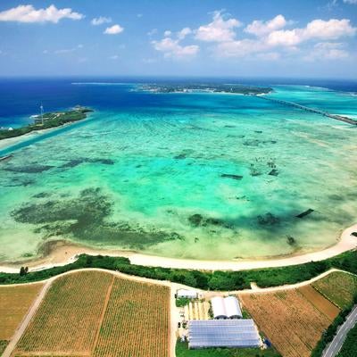 伊良部大橋周辺の海の様子（空撮）の写真