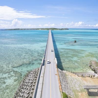 池間大橋駐車場の上空から見る池間島の写真