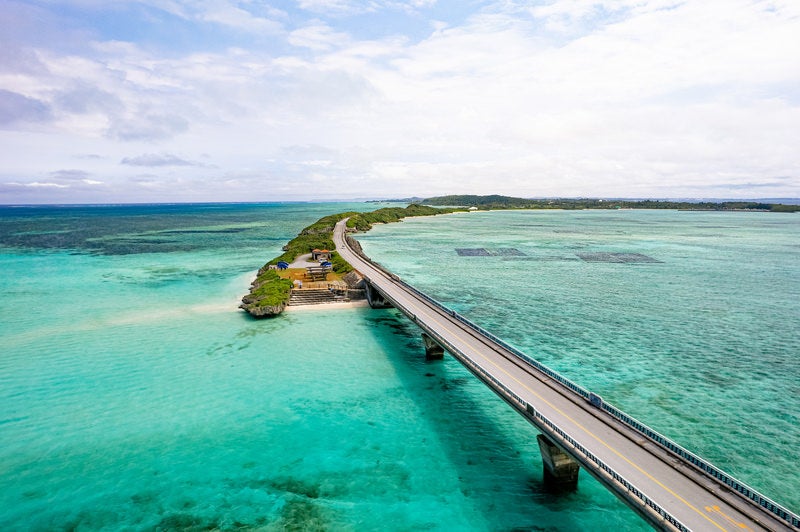 池間大橋と海の交差点の写真