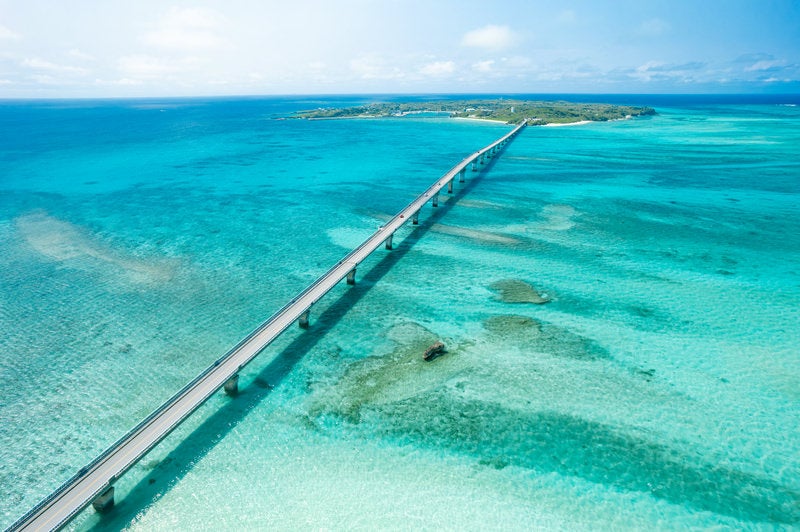 南国の海と空そして池間大橋の写真