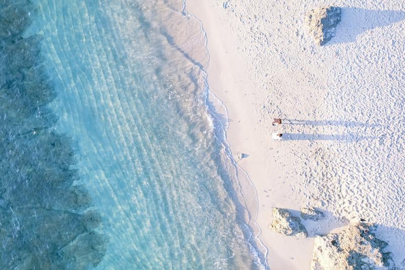 ムスヌン浜の砂浜を歩く観光客の写真