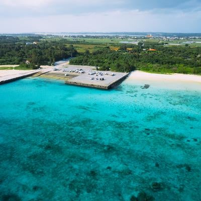 前浜ビーチの駐車場の海水浴場の空撮の写真