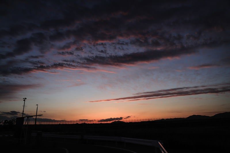 日没前の焼けた空の写真