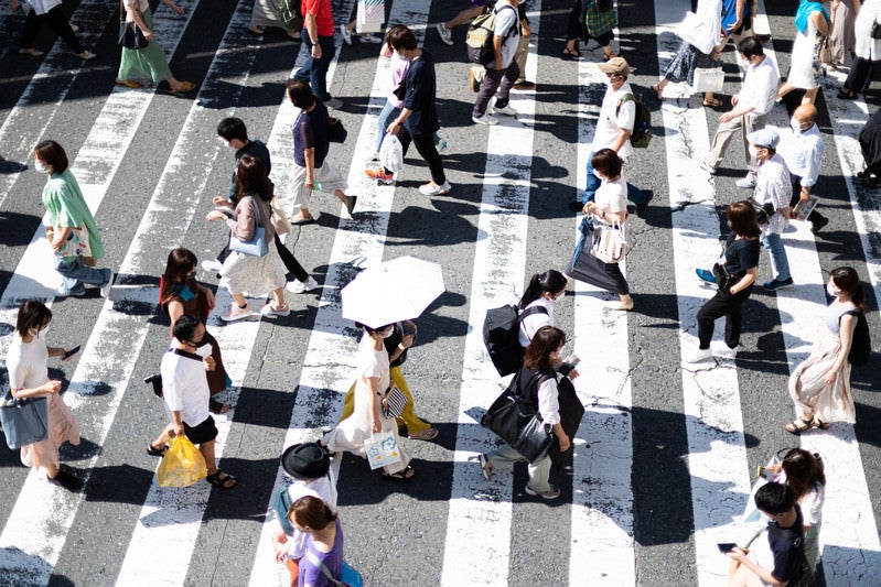 横断歩道と人混みの写真