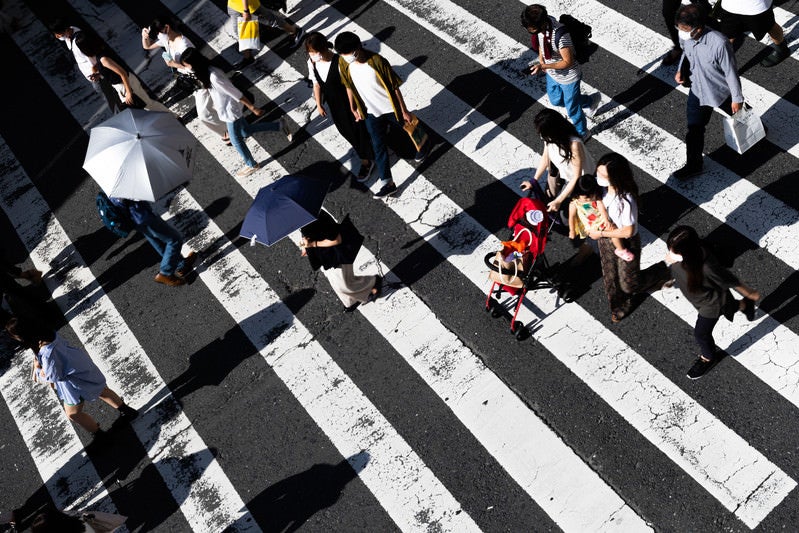 横断する人々の写真