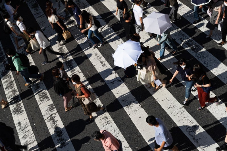 横断歩道ですれ違う人々の写真