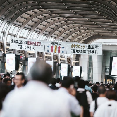 港南口方面へは通路中央寄りをご通行ください。の写真