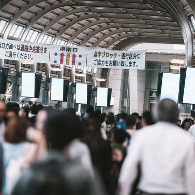 通行区分にご協力をお願いいたします。（港南口）の写真