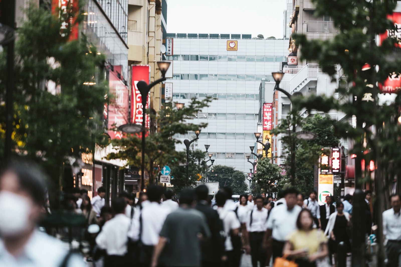 「人であふれる品川駅港南口正面の中央通り」の写真