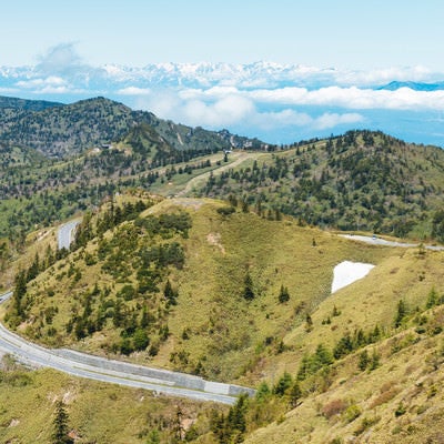 遠くにアルプス山脈が見える白根山からの景観の写真