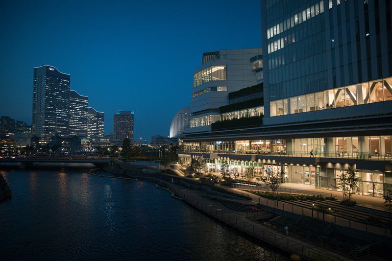 横浜市役所ラクシスフロントの夜景の写真