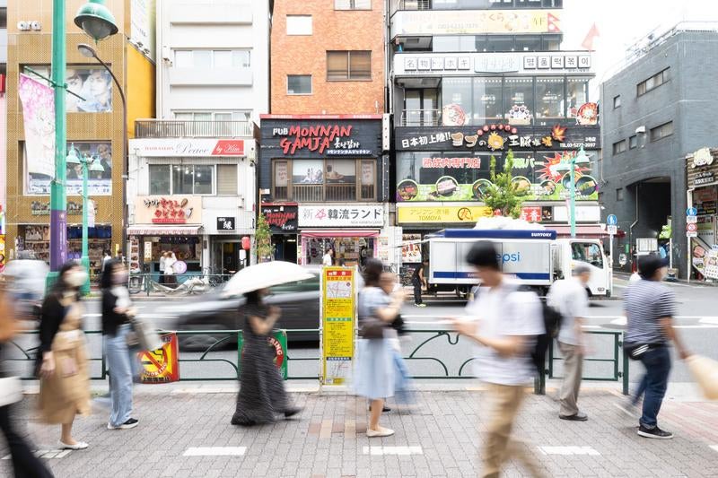 新大久保駅前の大久保通りの様子の写真