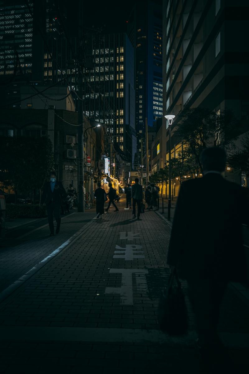 夜の新橋と帰宅するサラリーマンの写真