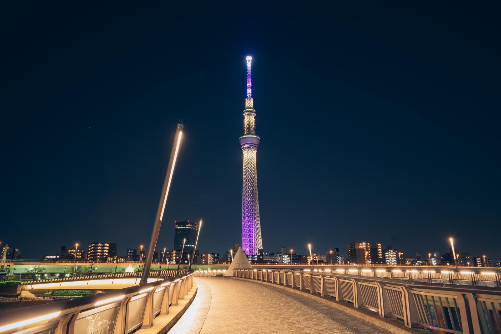 「夜景が美しいスカイツリー」の写真