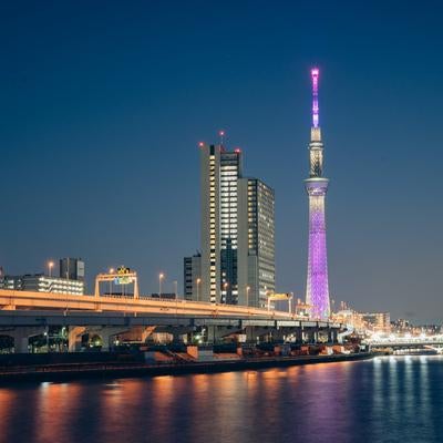 隅田川にライトの明かりが反射する東京スカイツリー夜景の写真