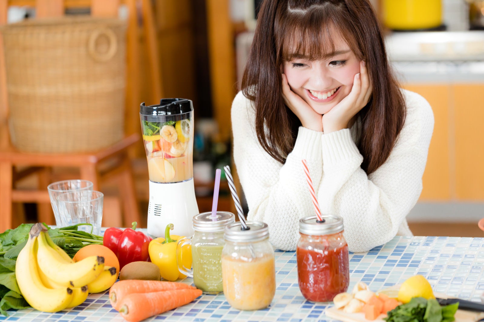 「スムージー作りすぎちゃった」の写真［モデル：河村友歌］