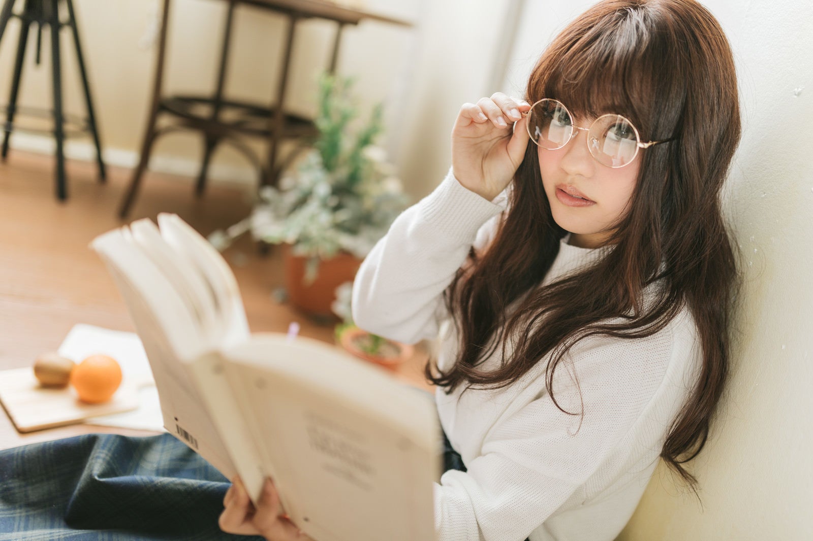 「読書中の文系女子」の写真［モデル：河村友歌］