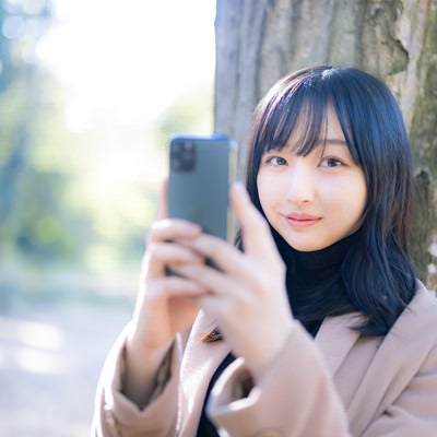 スマホアプリ系の広告に使いやすいスマホ女子の写真