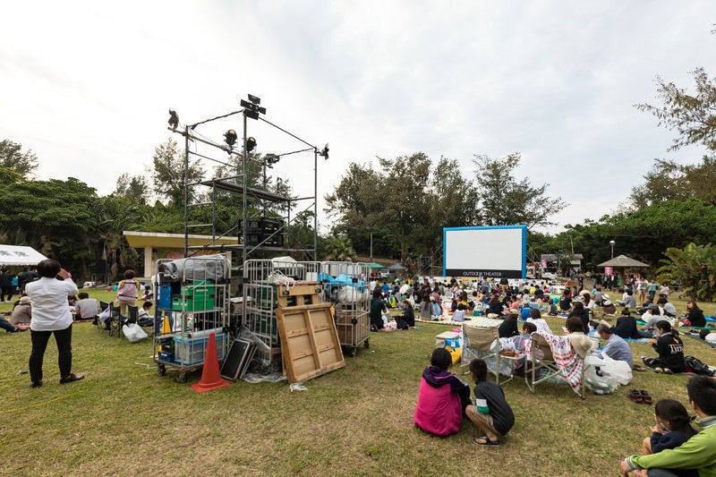 徳之島で開催された野外シネマのイベントの写真