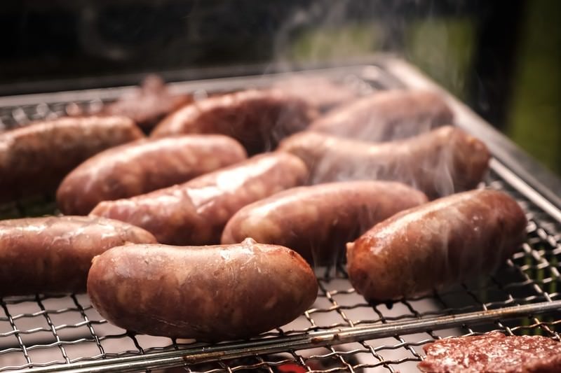 網焼きのソーセージの写真