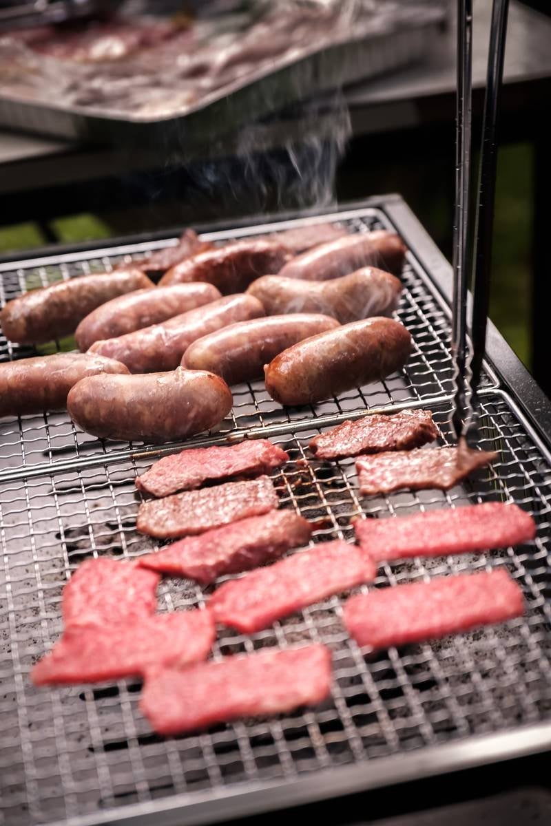 野外バーベキュー（焼肉・ソーセージ）の写真