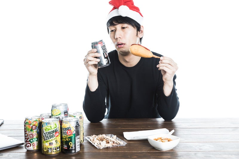 クリスマスひとり寂しく宅飲みをするぼっちの写真