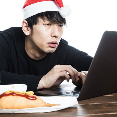 クリスマスイブに無料サンプル動画を見る男性の写真