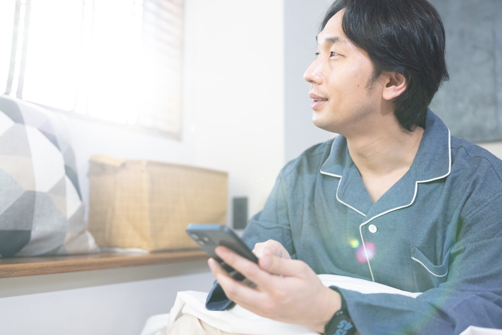 「スマホのアラームが鳴る前に目覚めた男性」の写真［モデル：大川竜弥］