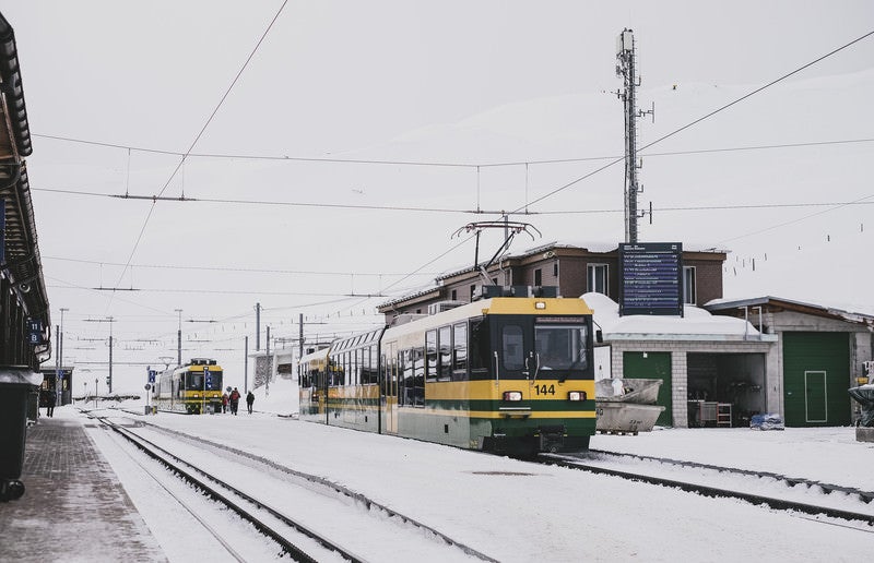 山の上にあるKleine Scheidegg駅の写真