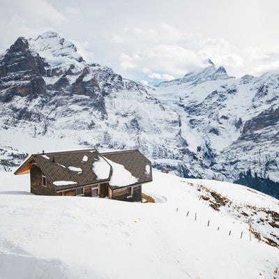 アルプス山脈の絶景が眺められる山小屋（スイス）の写真