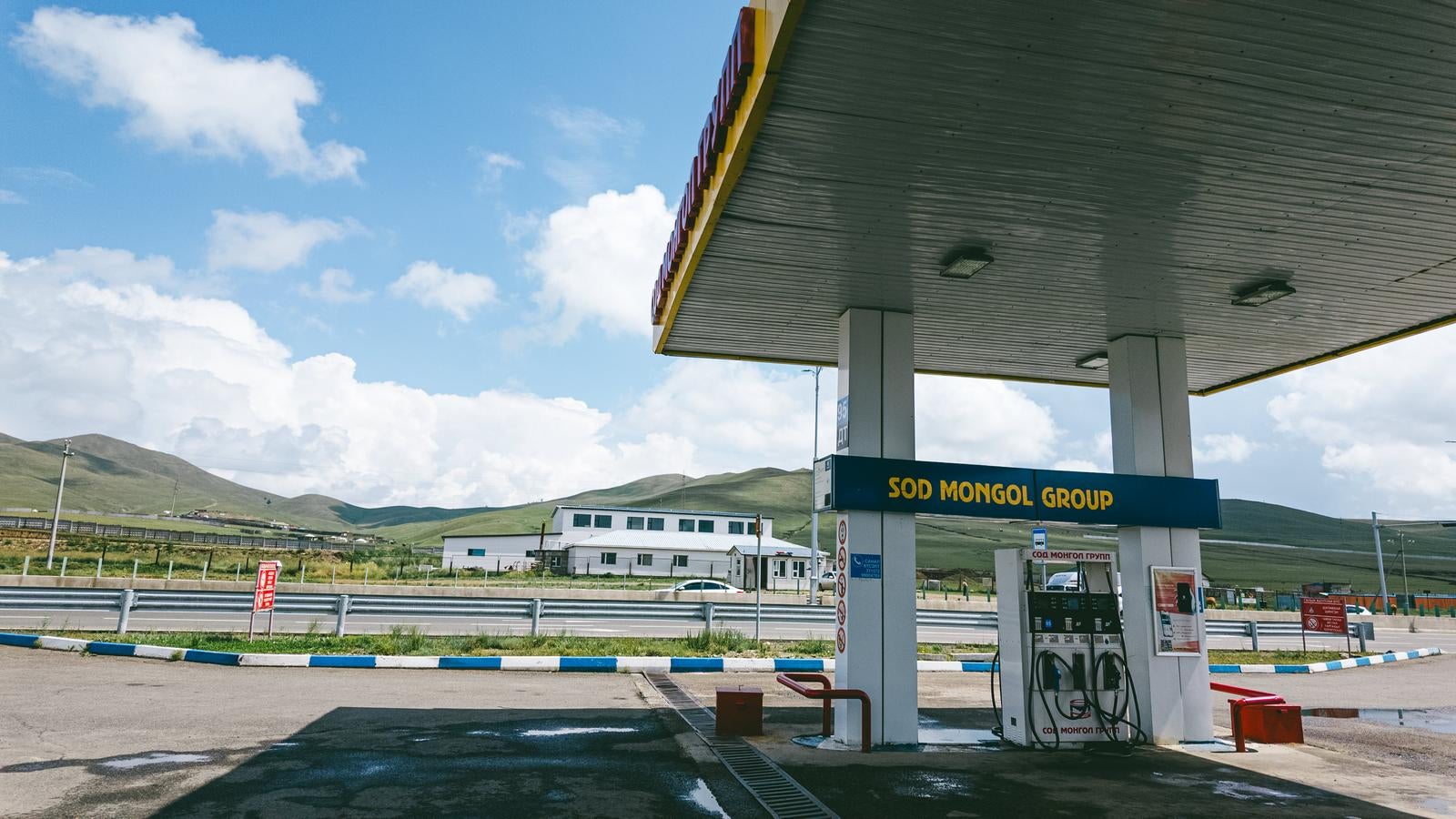 「モンゴル郊外のガソリンスタンドと青空」の写真