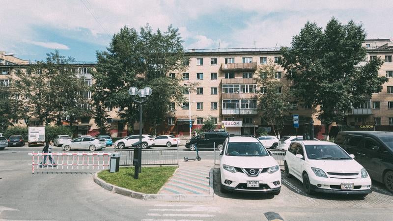 住宅街の駐車場とモンゴルの日常風景の写真