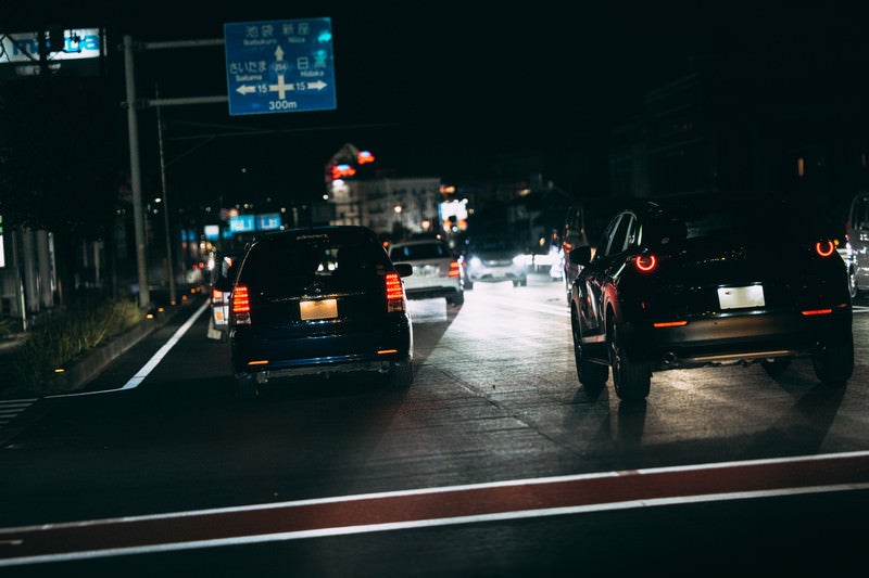 対向車からのハイビームが眩しい夜間走行の写真