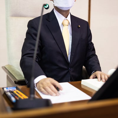 議場内の最も高い位置に設置された議長席の写真