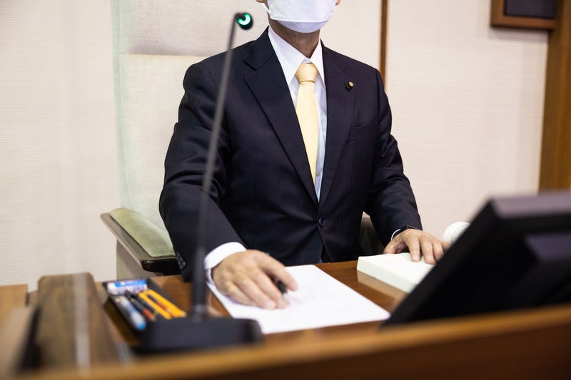 議場内の最も高い位置に設置された議長席の写真