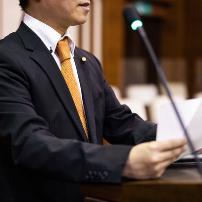 紙原稿のペーパーレスを訴える議員の写真