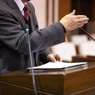 登壇する津山市議会議員の写真